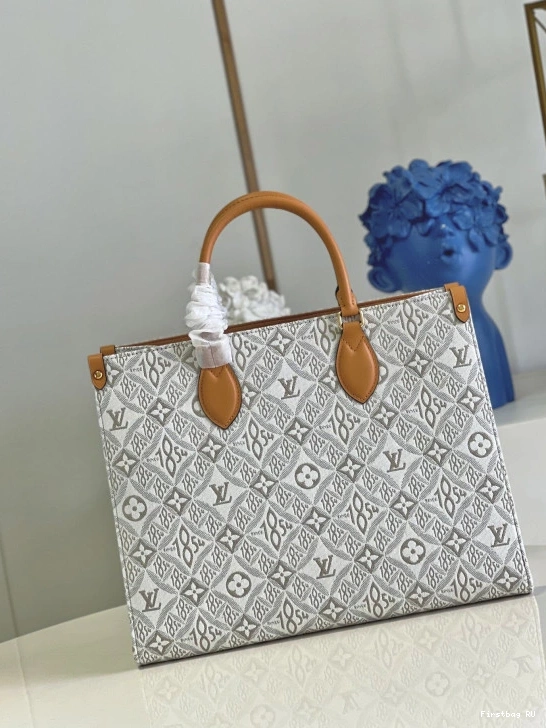 First bag LOUIS VUITTON MM ONTHEGO 0810
